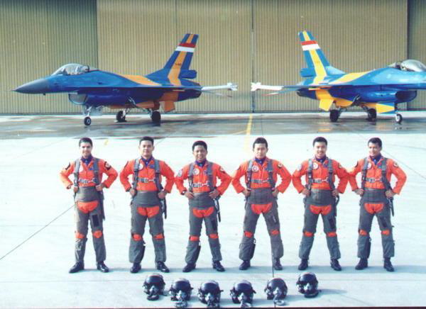 elang_biru_f-16-25.jpg