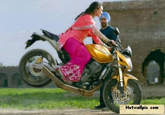 Sonakshi-Sinha-in-a-bike-stunt-in-Son-Of-Sardar-Movie-Stills-560x390.jpg