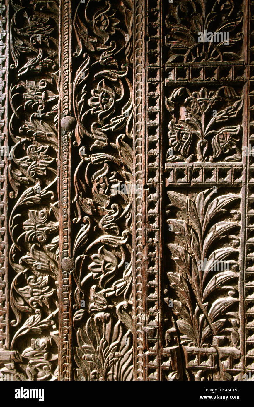 pakistan-punjab-lahore-crafts-wood-carving-detail-of-door-frame-A6CT9F.jpg