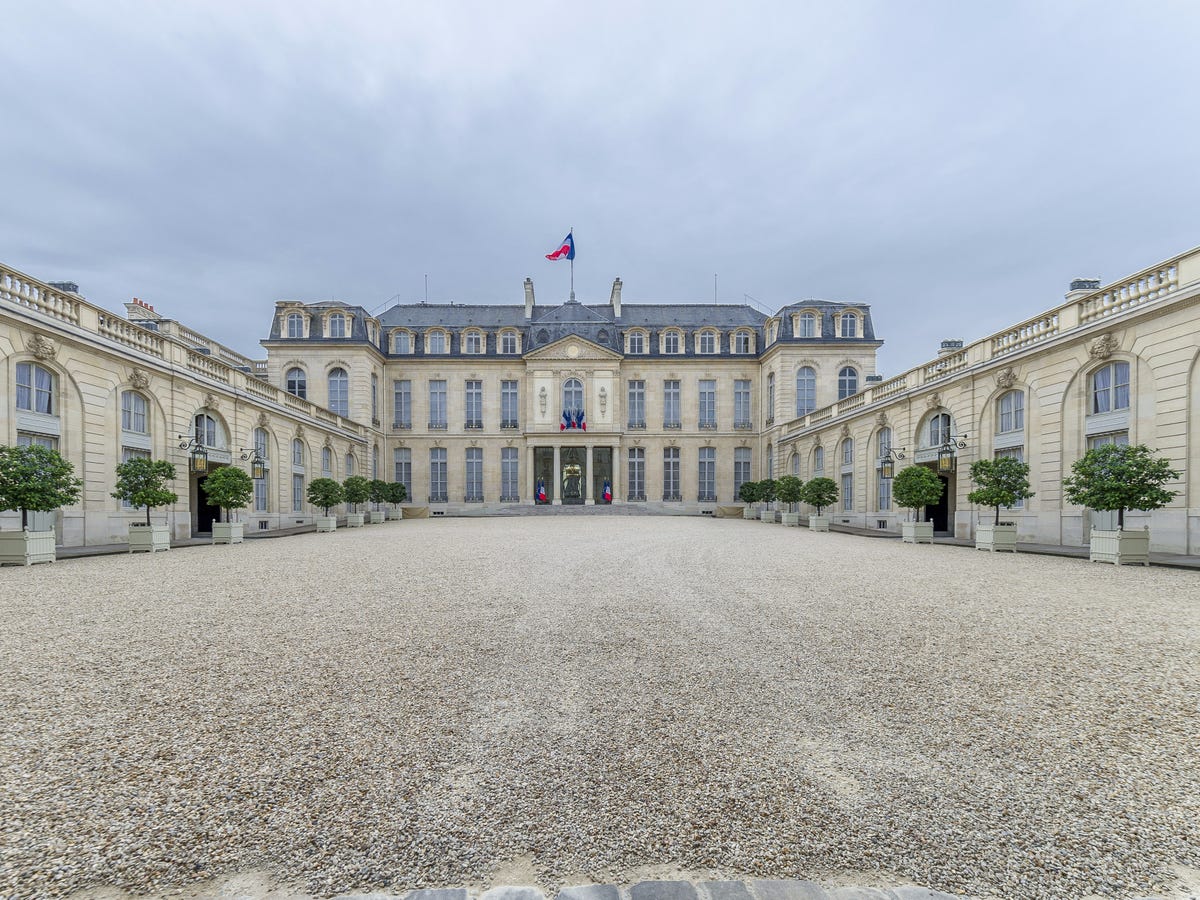 near-the-famous-champs-lyses-in-paris-france-the-lyse-palace-or-palais-de-llyse-has-been-the-official-residence-of-the-president-of-the-french-republic-since-the-1840s-french-president-franois-hollande-has-lived-here-since-2012.jpg