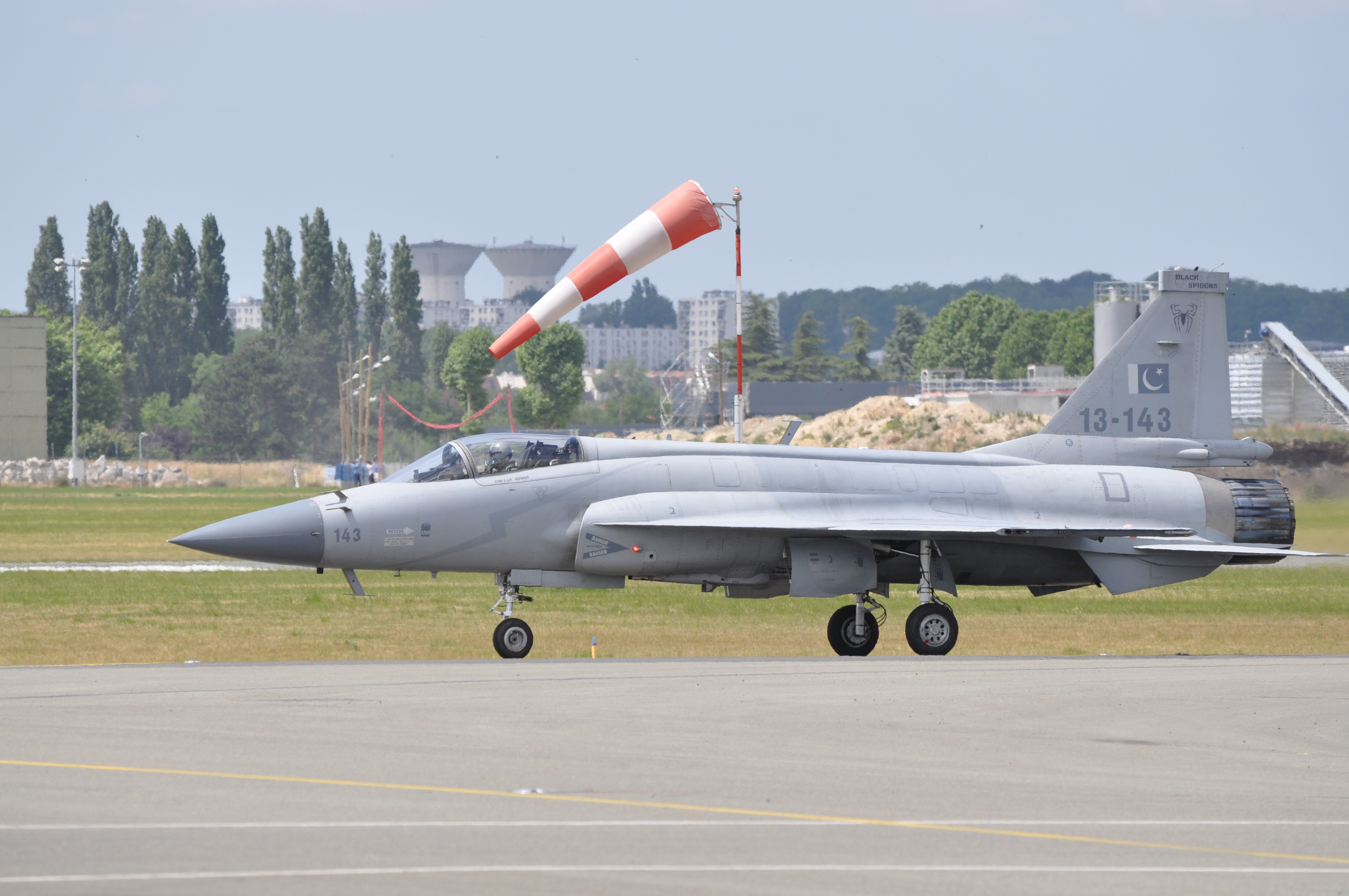 13-143_JF-17_PAKISTAN_AIR_FORCE_LBG_%2818888092161%29.jpg