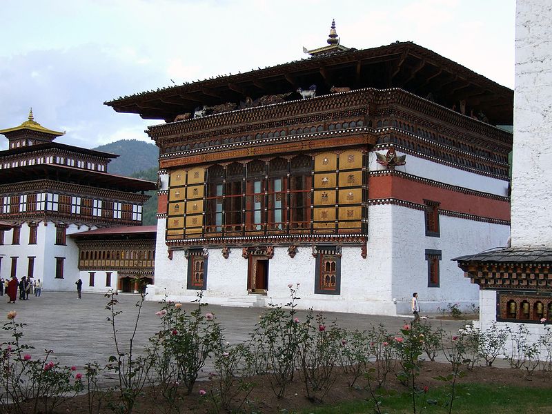 800px-Thimpu_Trashi_Chhoe_Dzong_innen.jpg