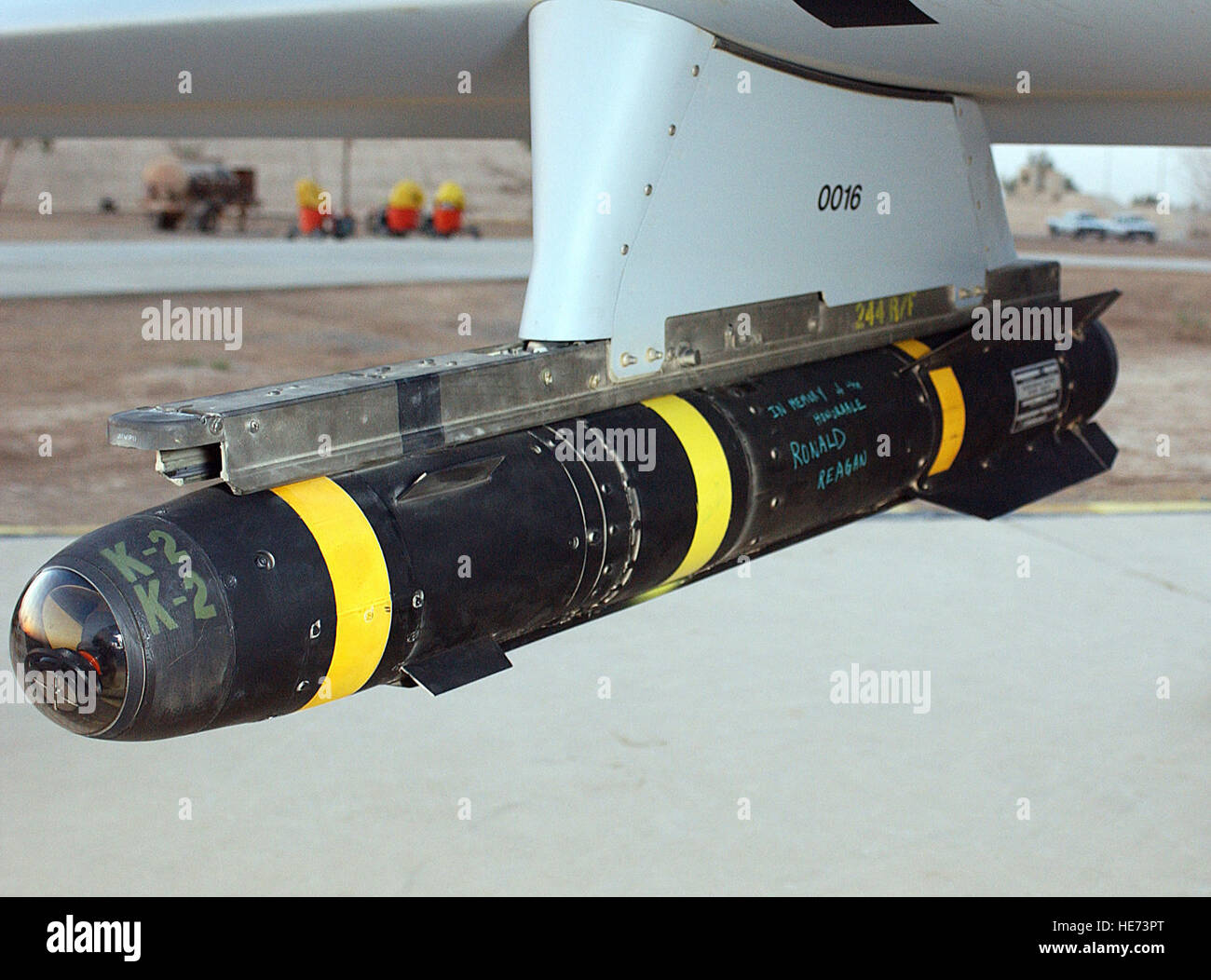 an-agm-114-hellfire-missile-hung-on-the-rail-of-an-us-air-force-usaf-HE73PT.jpg