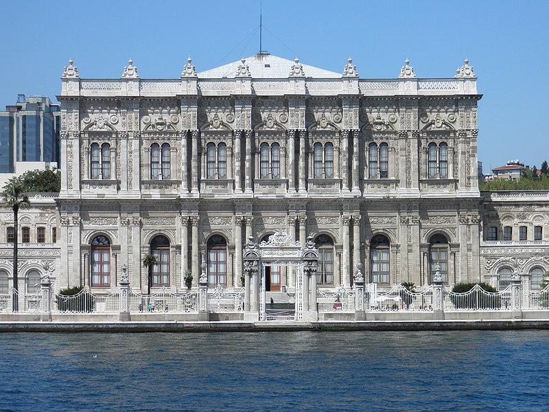 800px-Dolmabah%C3%A7e_Saray%C4%B1_-_panoramio.jpg