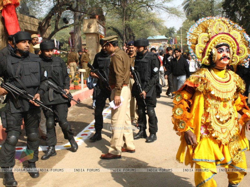 181550-haryana-police-commandos-with-a-chhau-folk-artist-at-the-26th-s.jpg