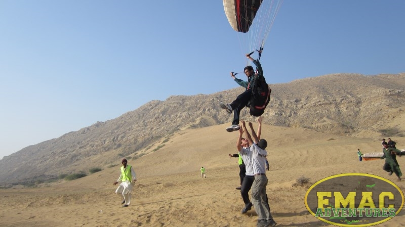 emac-paragliding-in-karachi944.jpg