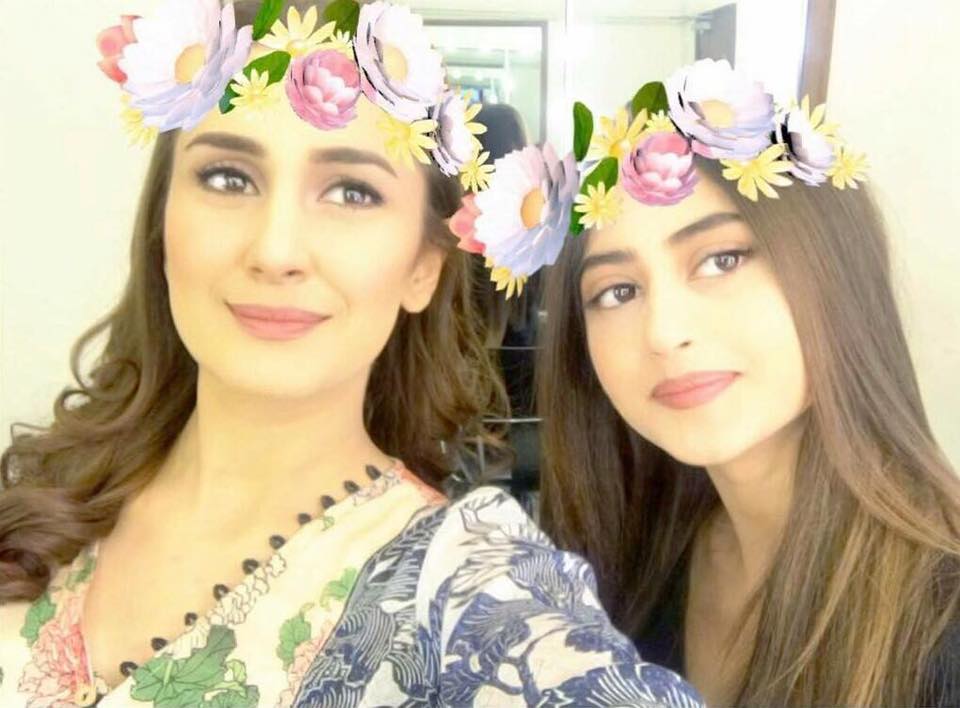 Arts-and-Entertainment-Kubra-Khan-and-Sajal-Aly-Click-A-Selfie-Together-14295.jpg