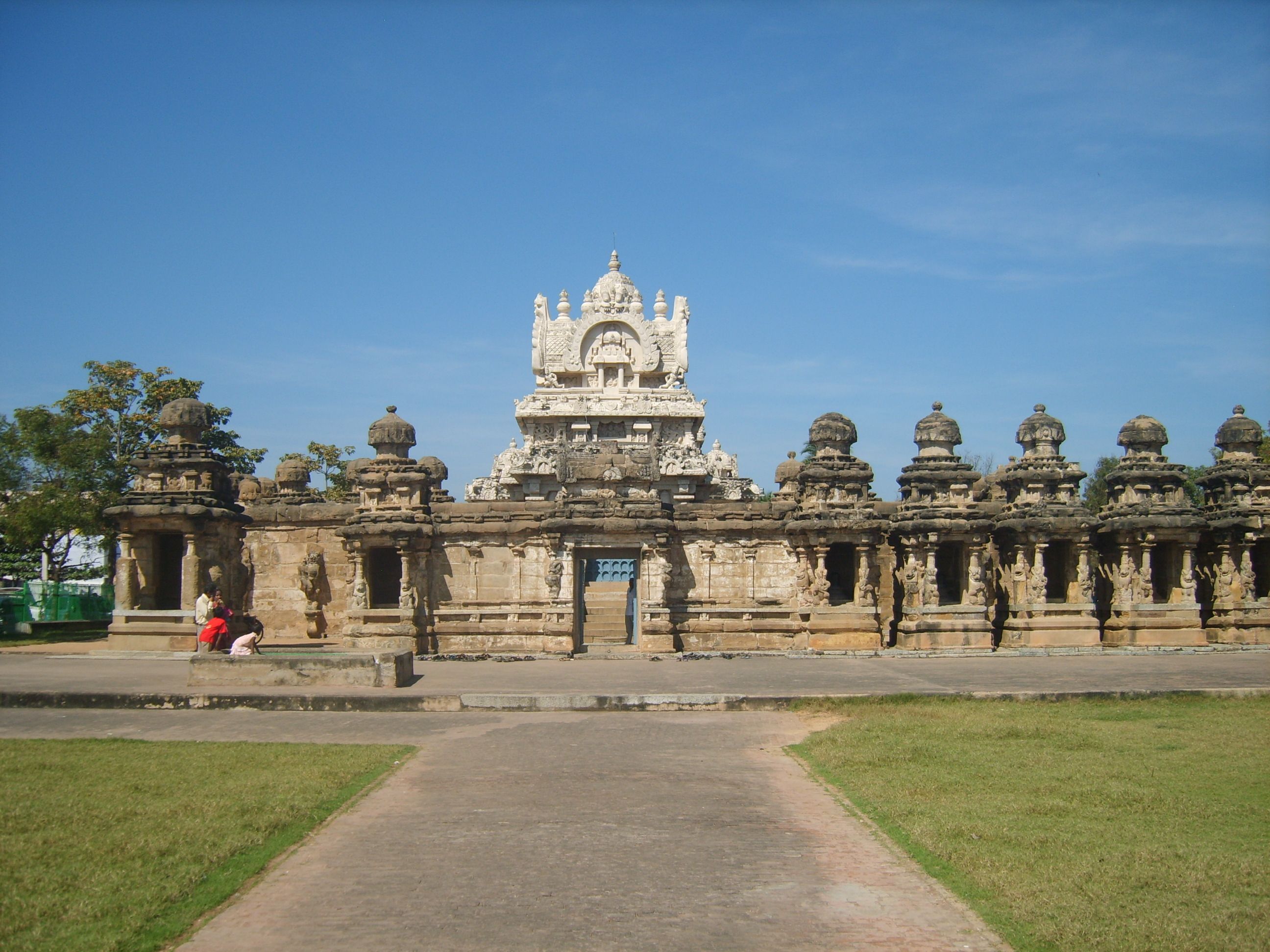 Kailasanathar_Temple_Entrance_-_Kanchipuram.jpg