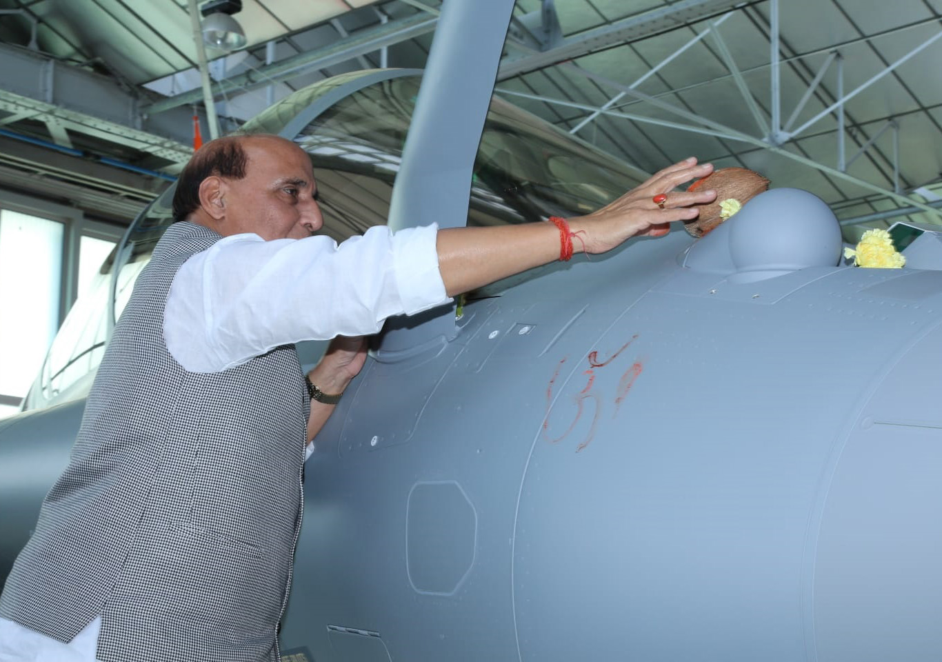 The_Union_Minister_for_Defence%2C_Shri_Rajnath_Singh_performing_a_%E2%80%98Shastra_puja%E2%80%99_on_Rafale_aircraft%2C_in_France_on_October_08%2C_2019_(2).jpg