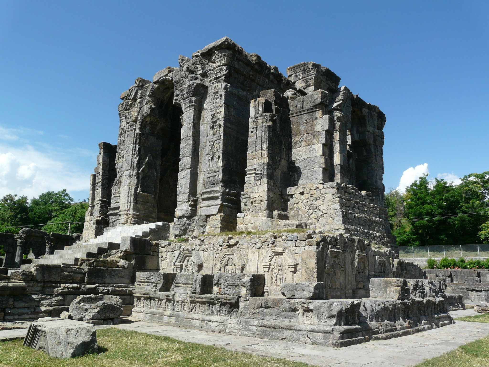 Martand_Sun_Temple_Central_shrine_%286133772365%29.jpg