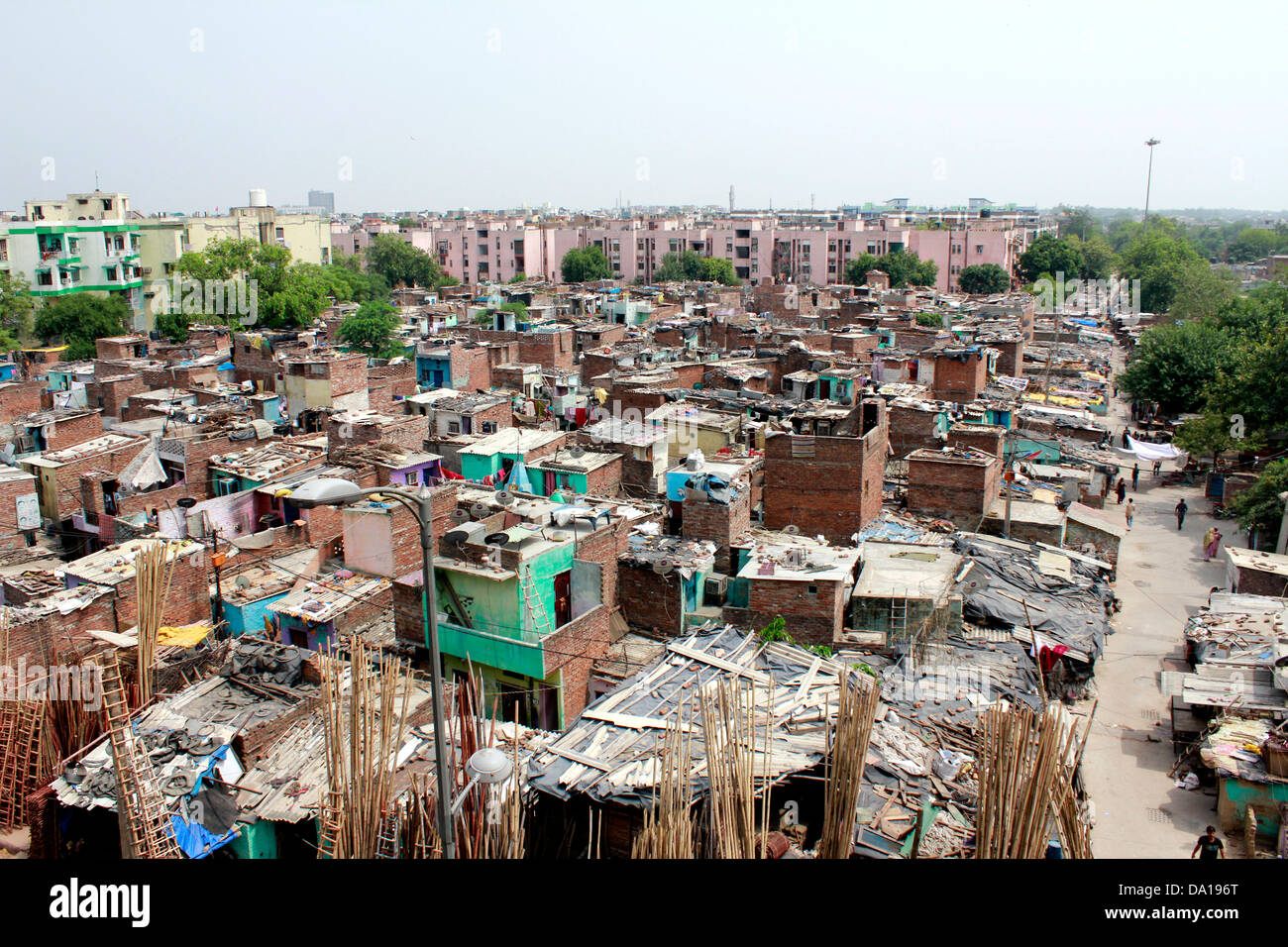 slums-in-new-delhi-india-DA196T.jpg