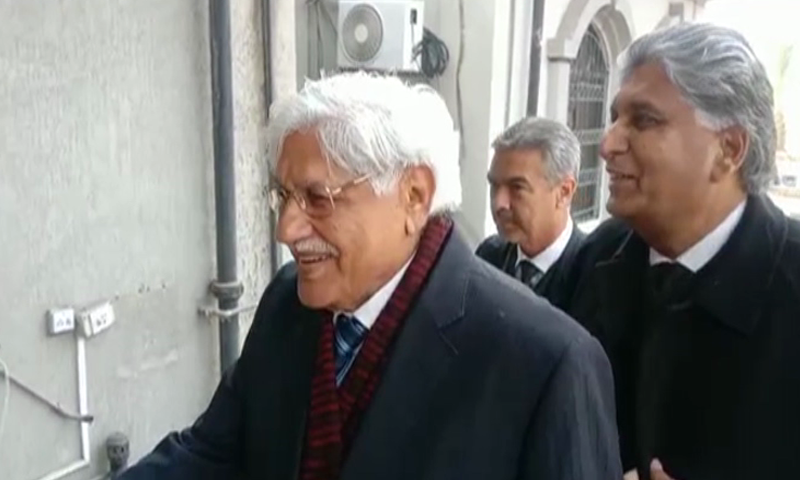 Former Gilgit-Baltistan chief justice Rana Shamim arrives at the Islamabad High Court. — DawnNewsTV/File