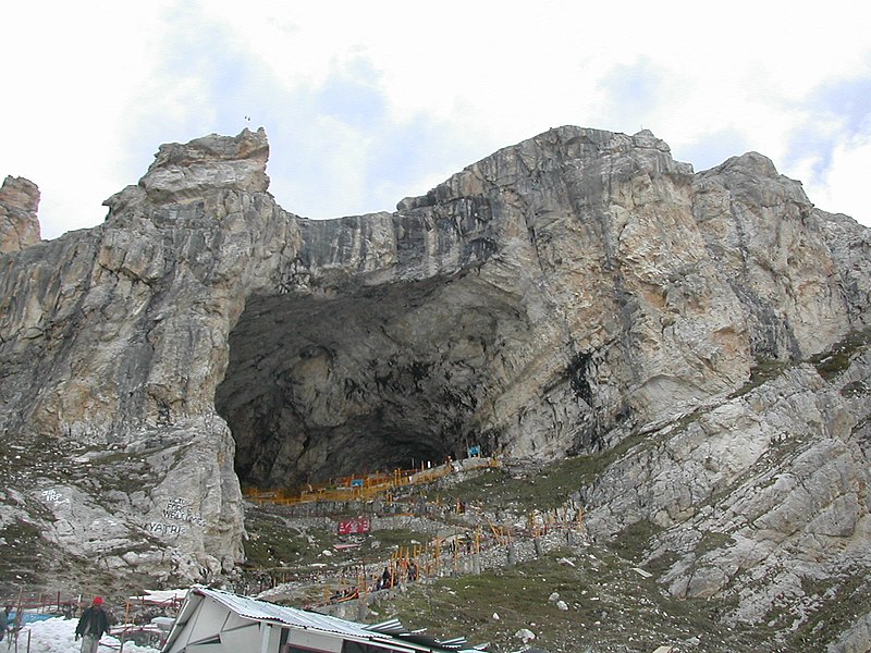 800px-Cave_Temple_of_Lord_Amarnath.jpg