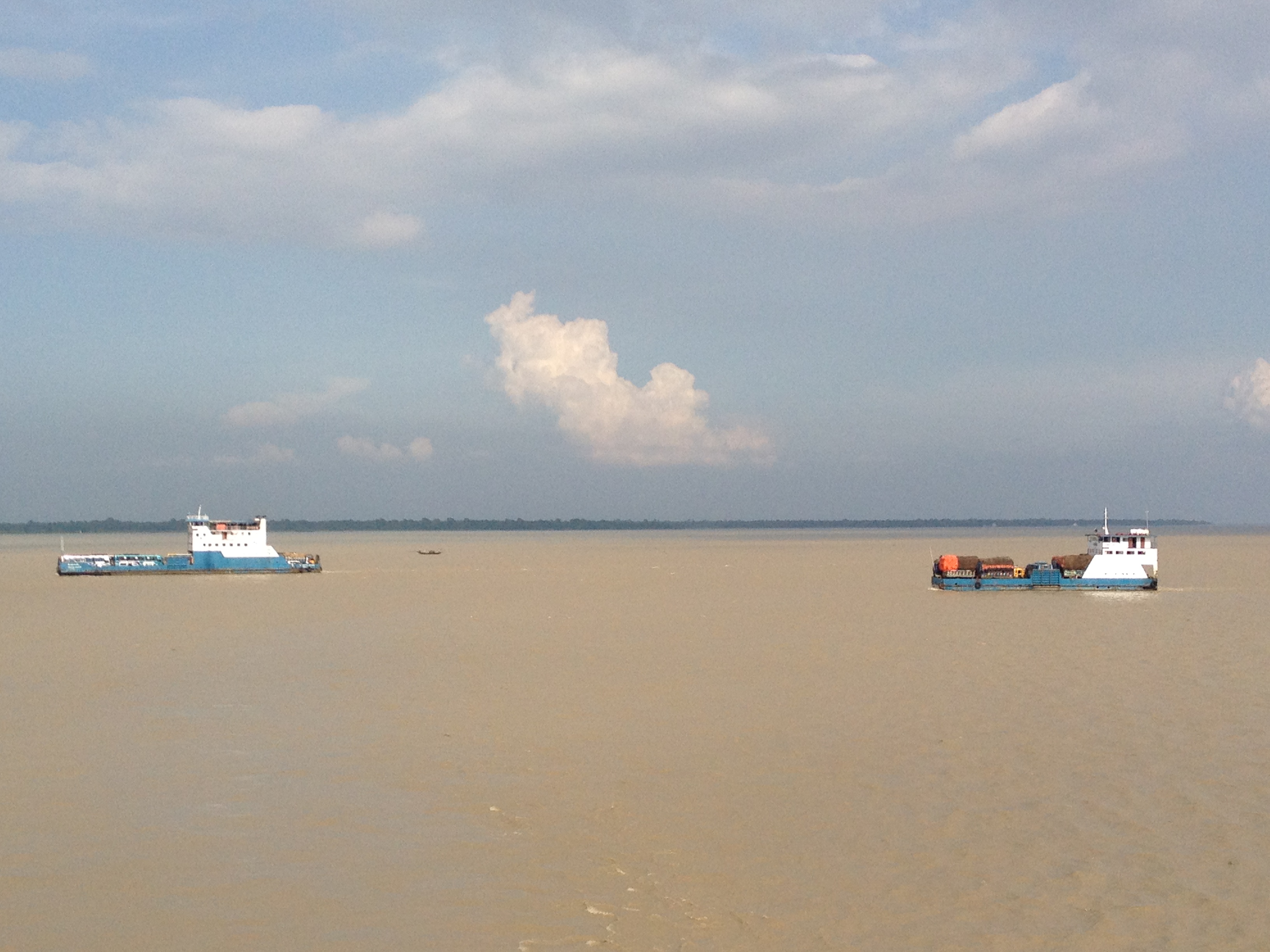 Bangladesh_ferry_in_Padma_river.JPG