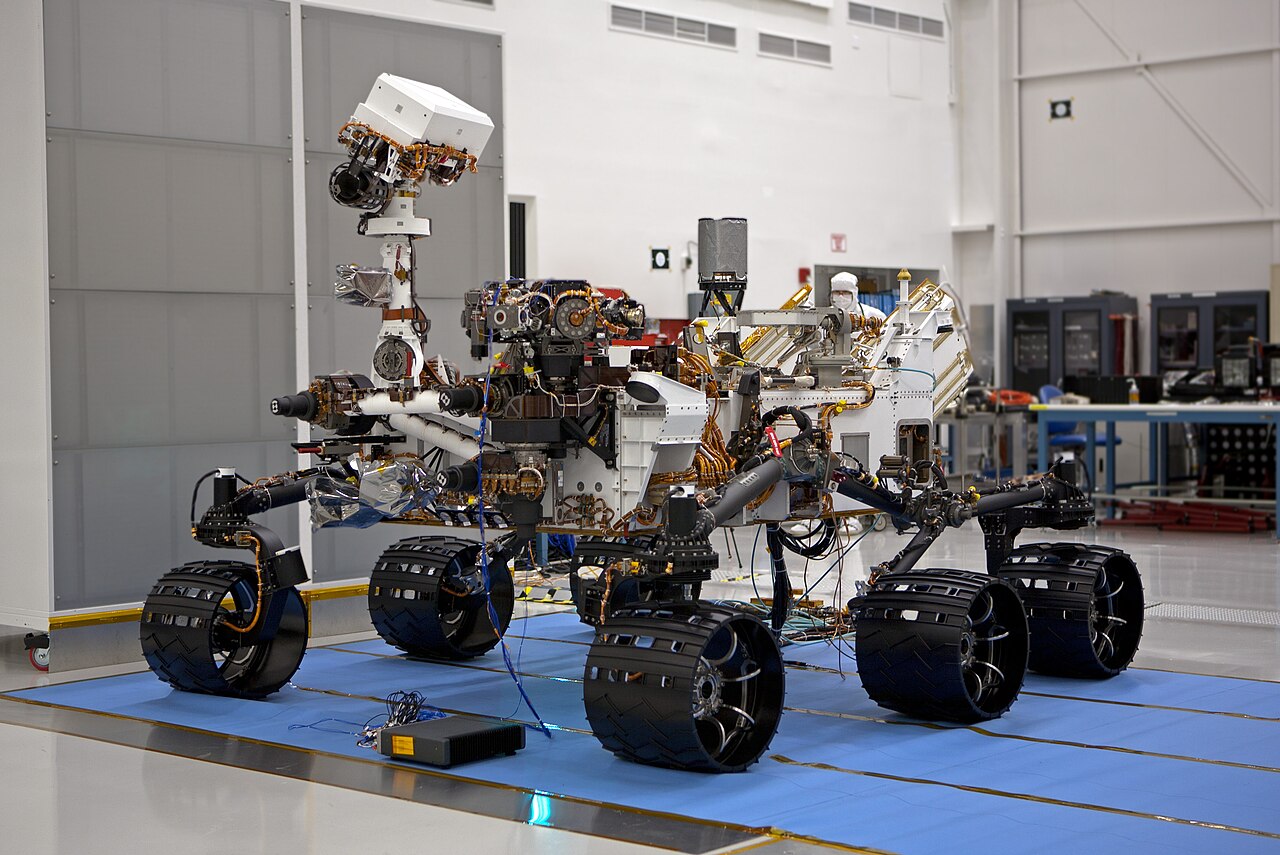1280px-Mars_%27Curiosity%27_Rover%2C_Spacecraft_Assembly_Facility%2C_Pasadena%2C_California_%282011%29.jpg