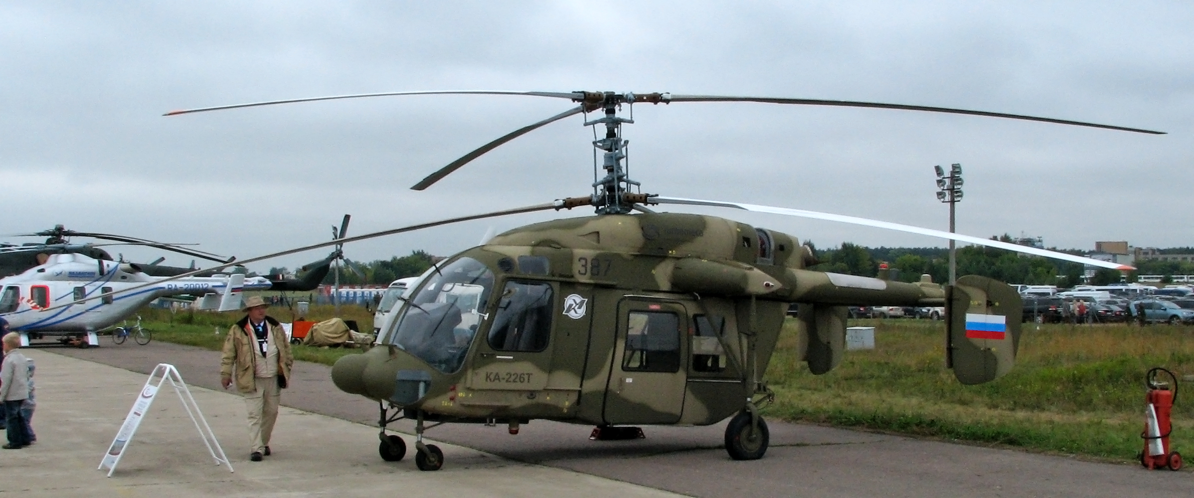 Kamov_Ka-226T_at_the_MAKS-2009_%2801%29.jpg