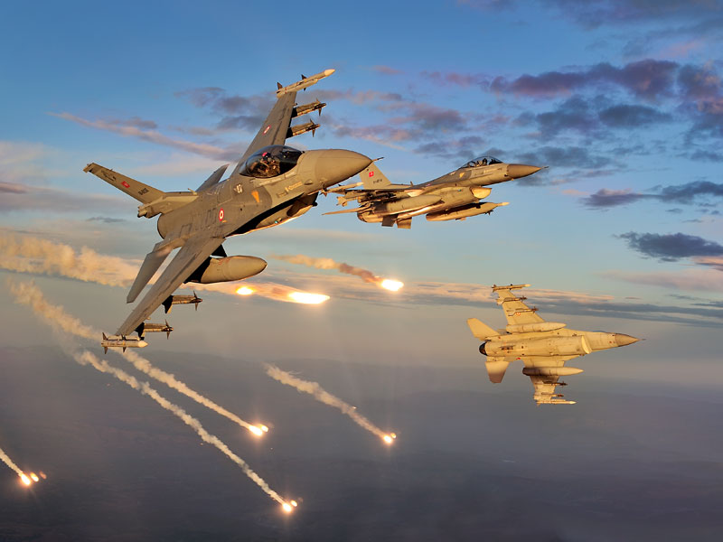 Turkey+F-16+Fighting+Falcon+Using+Flares+%25282%2529.jpg