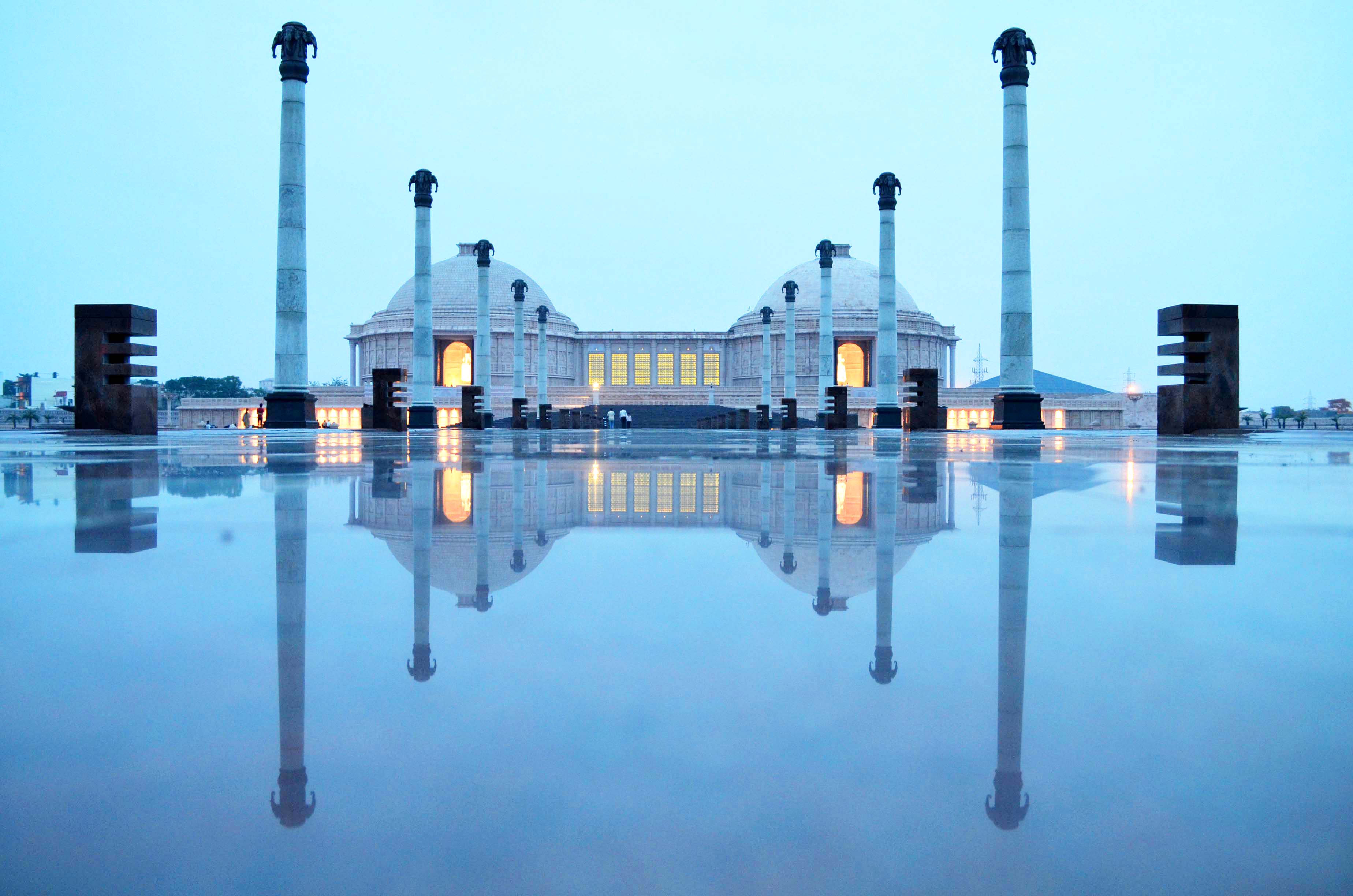 Ambedkar_Udyaan_Lucknow_Left_Dome.JPG