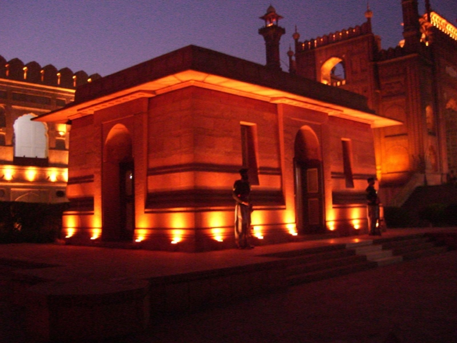 AllamaIqbal_Tomb_Night.jpg