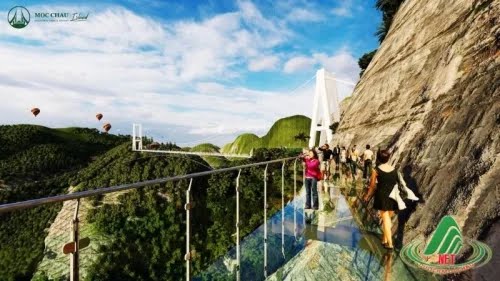 Worlds-longest-glass-bridge-nearly-complete-in-Vietnam.jpg