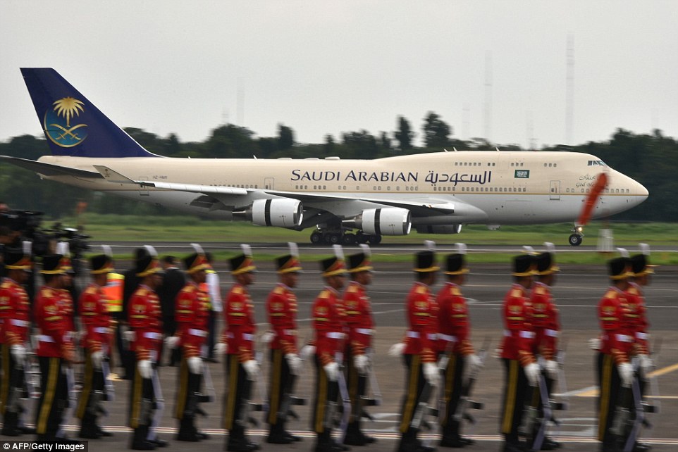 3DD4168C00000578-4270328-The_plane_carrying_Saudi_Arabia_s_King_Salman_bin_Abdul_Aziz_lan-a-1_1488414495230.jpg