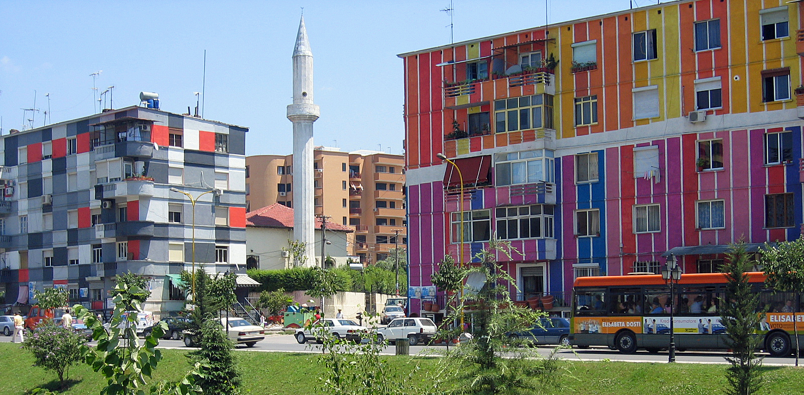 Tirana_-_Colourful_houses_at_Lana.jpg