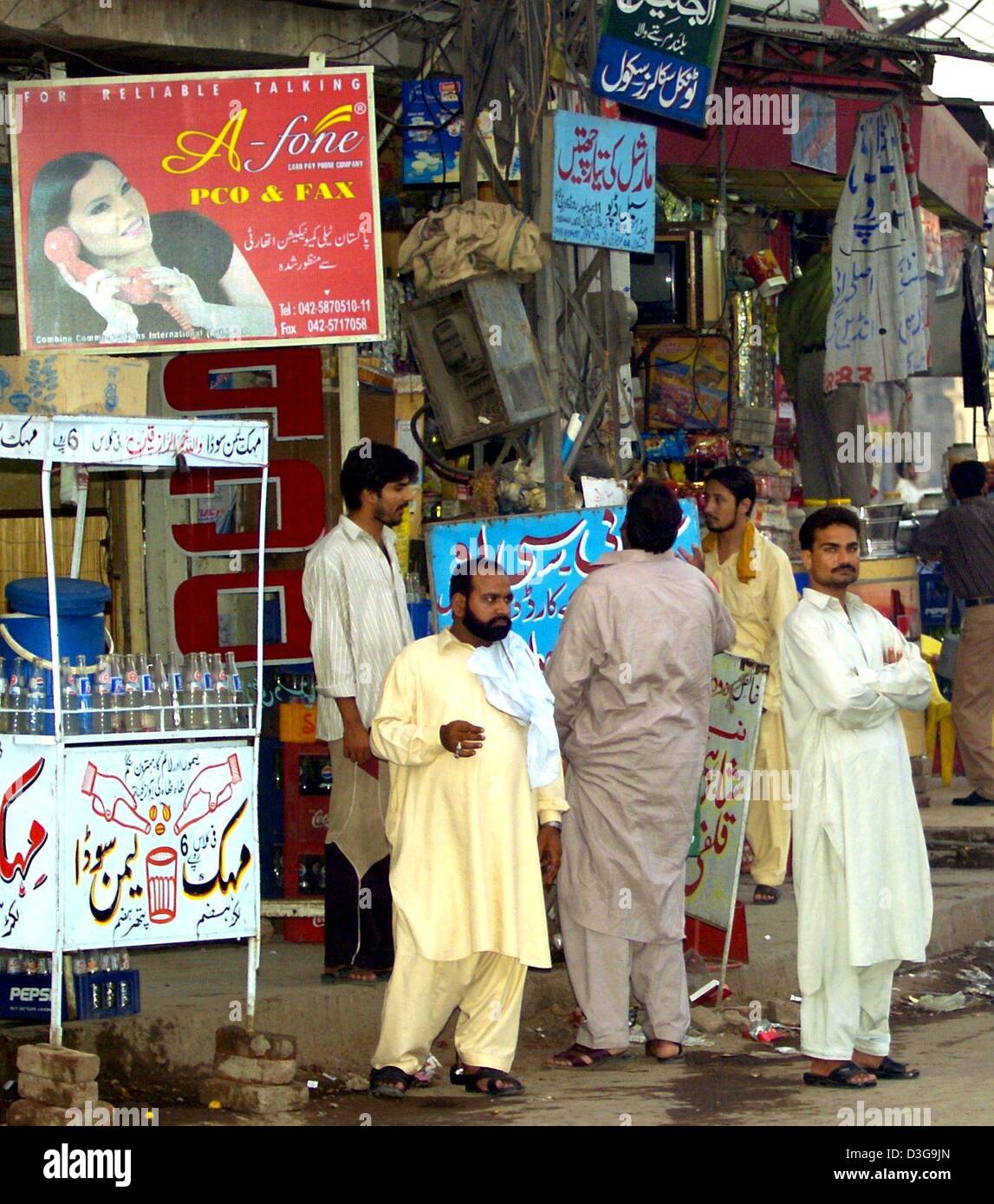 dpa-men-stand-in-front-of-a-store-in-lahore-pakistan-22-july-2004-D3G9JN.jpg