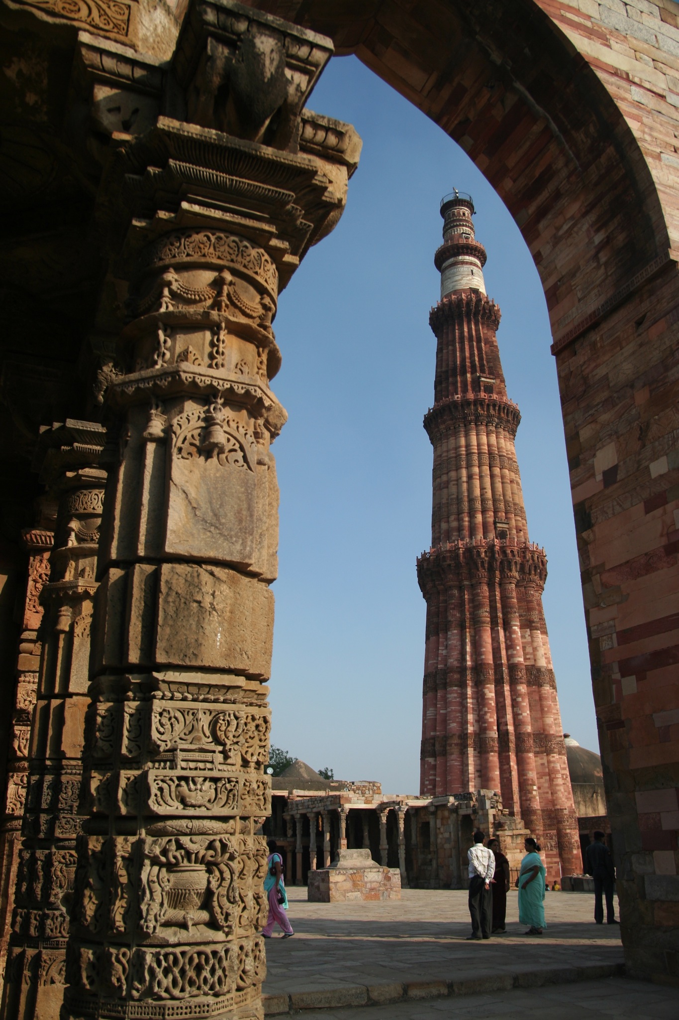 Qutb_Minar_from_the_Quwwuatul_ul-Islam_mosque%2C_Qutb_complex.jpg