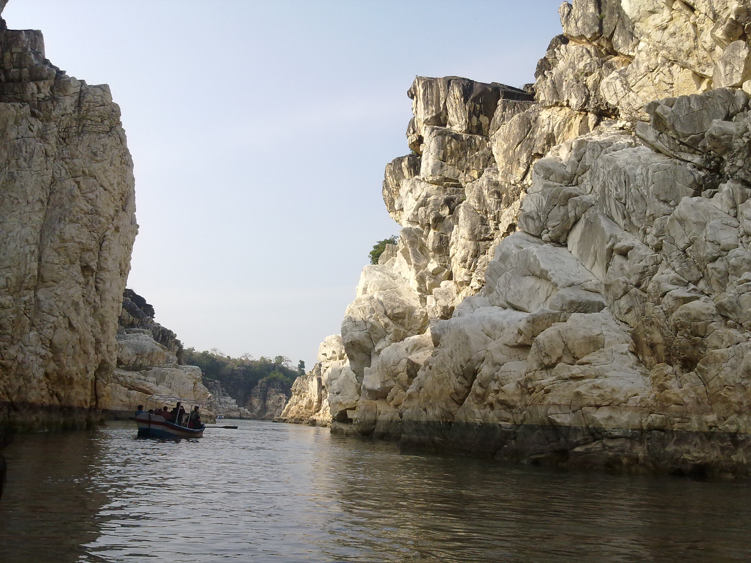 White_Marble_Rocks_at_Bhedaghat.jpg