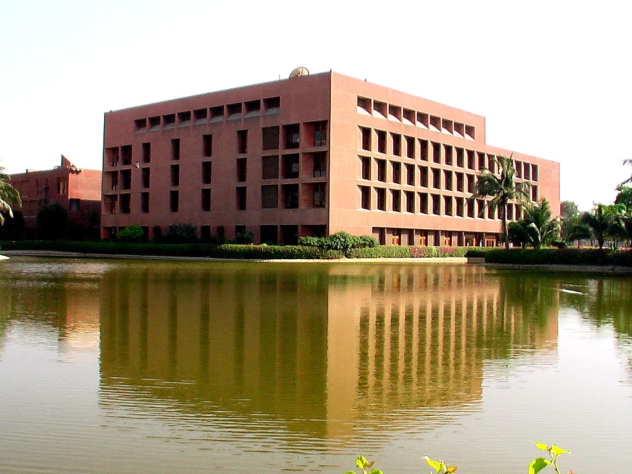 1280px-Aga_Khan_University_.jpg