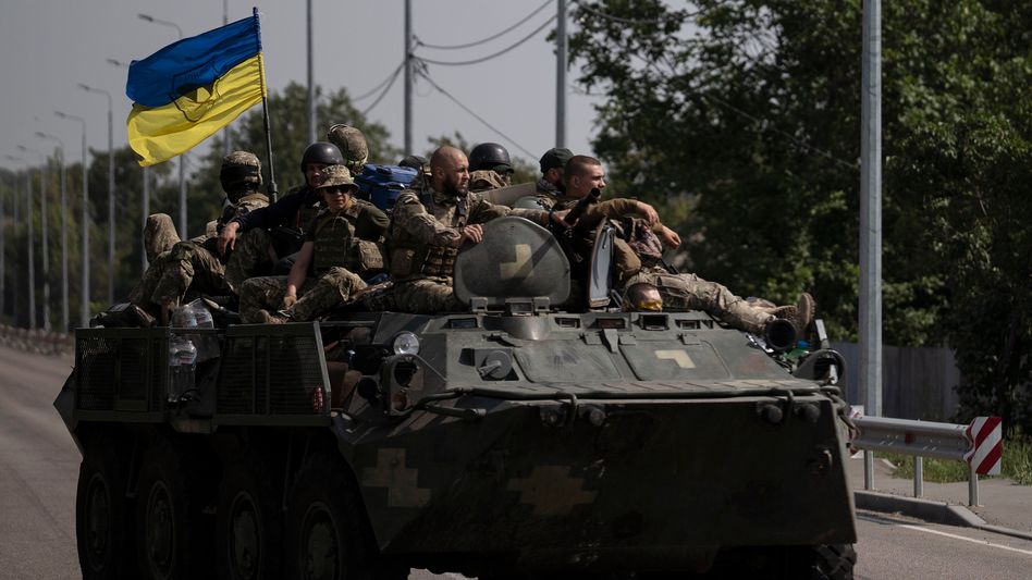 Ukrainische Soldaten in einem Panzer im Osten der Ukraine