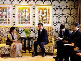 shinzo-sushma_ap.jpg