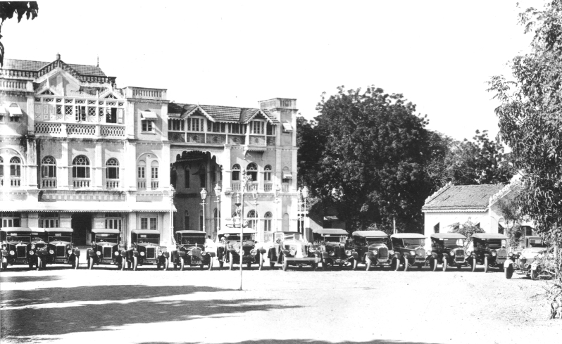 rajpipla-cars-at-chhatravilas-palace-behind-the-lamp-post-is-rolls-royce-silver-ghost-1913-to-its-right-is-a-large-renault-tourer-fourth-car-from-right-carries-rajpipla-no-36-registr.jpg