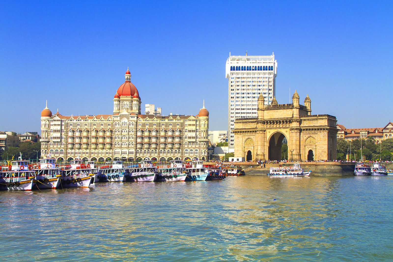 Gateway-monument-India-entrance-Mumbai-Harbour-coast.jpg