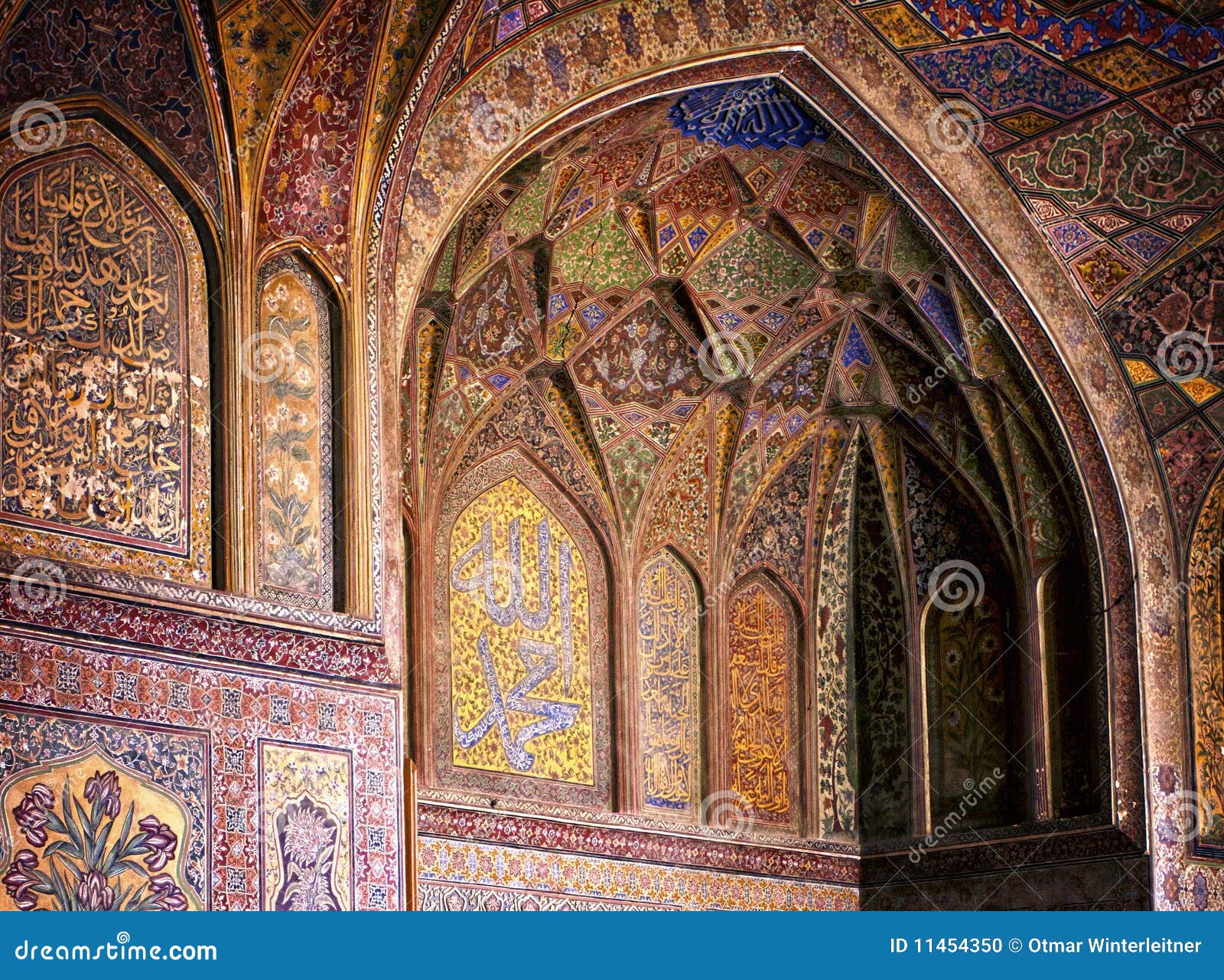 interior-wazir-khan-mosque-11454350.jpg