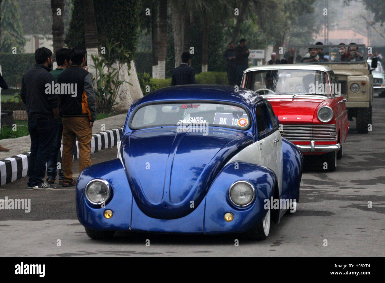 peshawar-20th-nov-2016-people-visit-the-7th-vintage-classic-car-rally-H98XT4.jpg