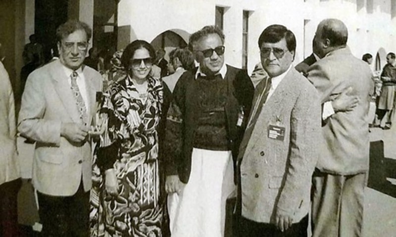 Jam Saqi with acclaimed poet Ahmed Faraz and others. —Photo from Ahmed Saleem and Nuzhat Abbas' biography of Jam Saqi