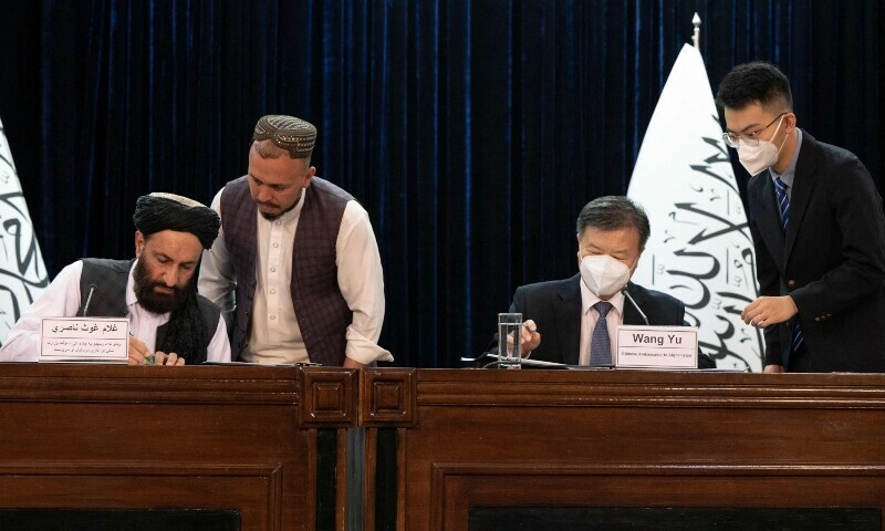 <p>Ghulam Ghaws Naseri (L), the acting minister of state for disaster management and humanitarian affairs of Afghanistan and China’s ambassador to Afghanistan, Wang Yu (2R) sign documents during a joint press conference in Kabul, Afghanistan, July 5. — AFP</p>