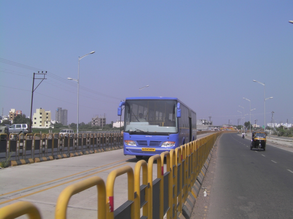 Rajkot_BRTS_Bus_and_the_Corridor.JPG