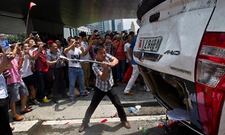 Chinese-protester-attacks-010.jpg