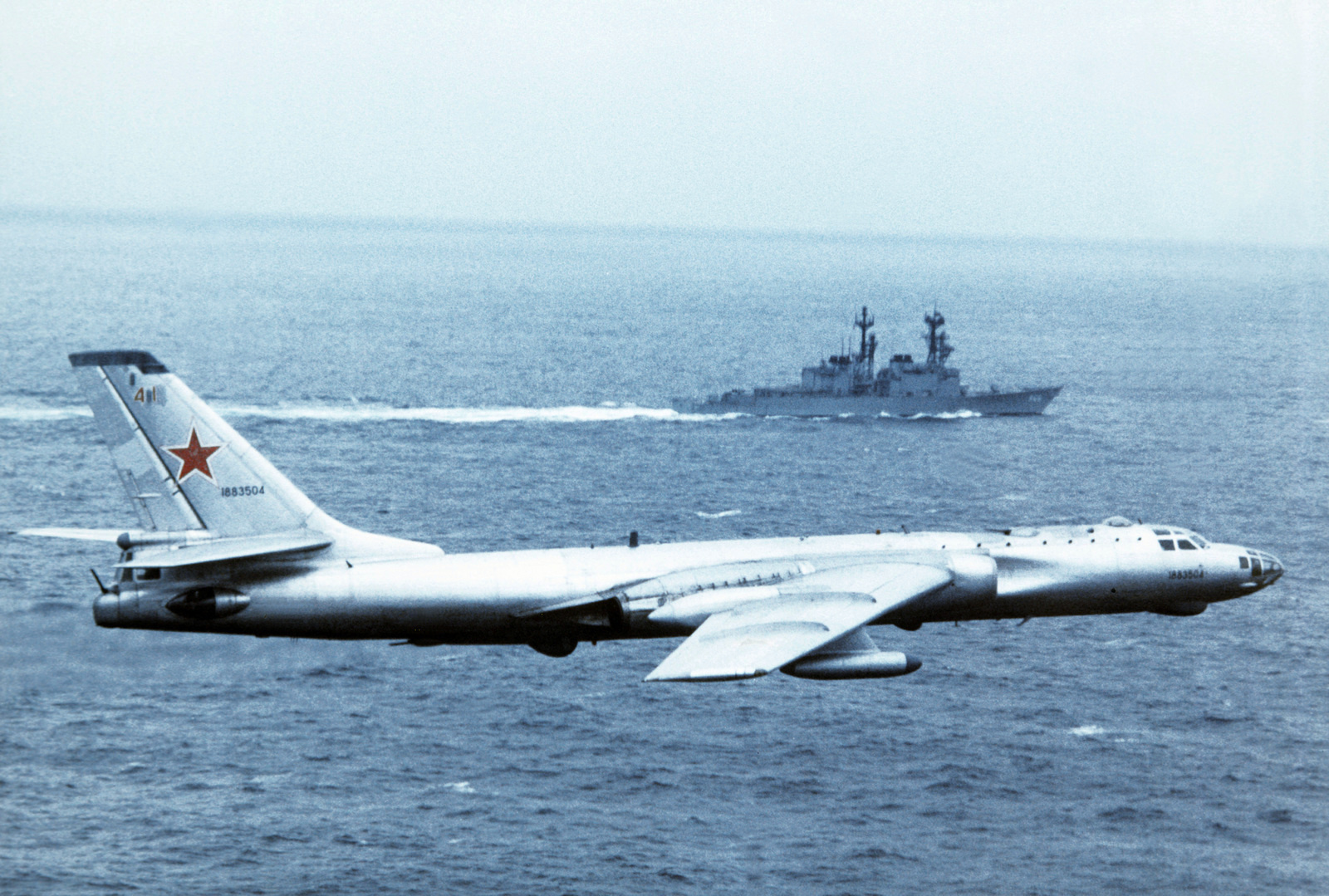 Tupolev_Tu-16_flies_over_USS_Hewitt_%28DD-966%29_c1978.jpg