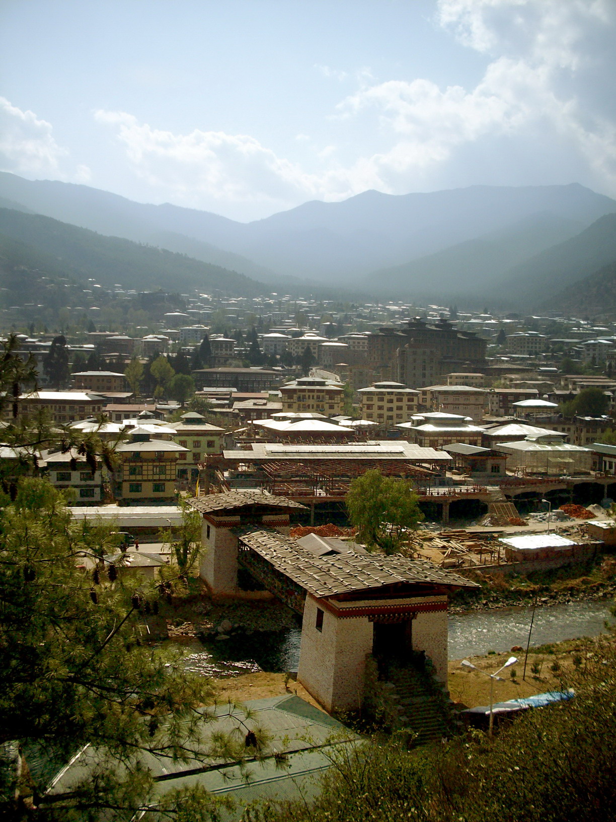 Thimphu_city_in_the_valley.jpg