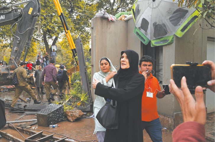 <p>R Uzma Khanum, sister of PTI Chairman Imran Khan, tells the media outside his Zaman Park residence that ‘blood-thirsty’ police officers conducted the operation without warrants, harassed women and tortured servants.—M. Arif / White Star</p>