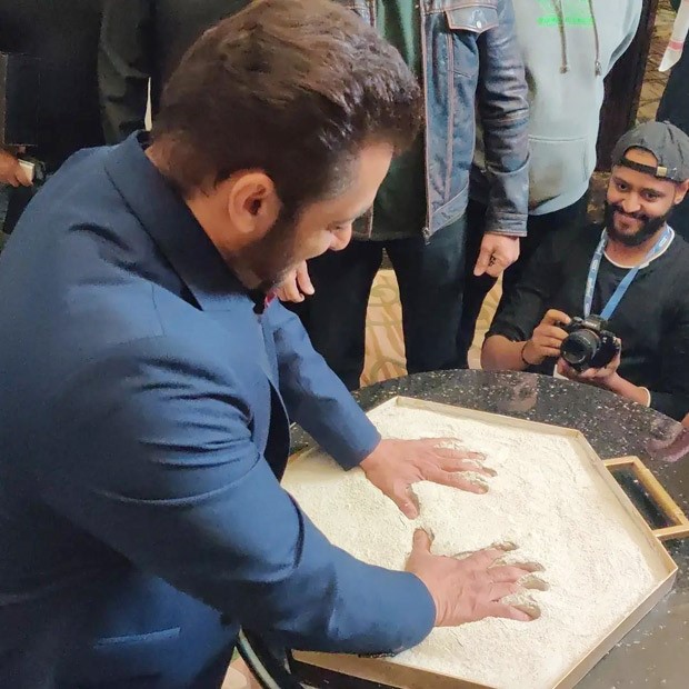 Salman Khan's hand prints added to Wall of Fame in Saudi Arabia, watch video's hand prints added to Wall of Fame in Saudi Arabia, watch video