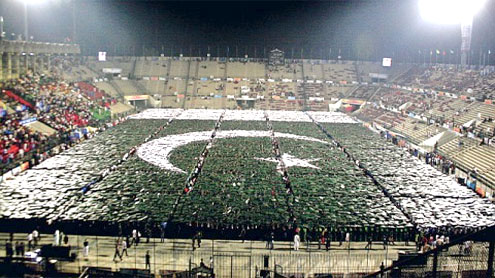 Pakistani-youth-break-largest-human-flag.jpg