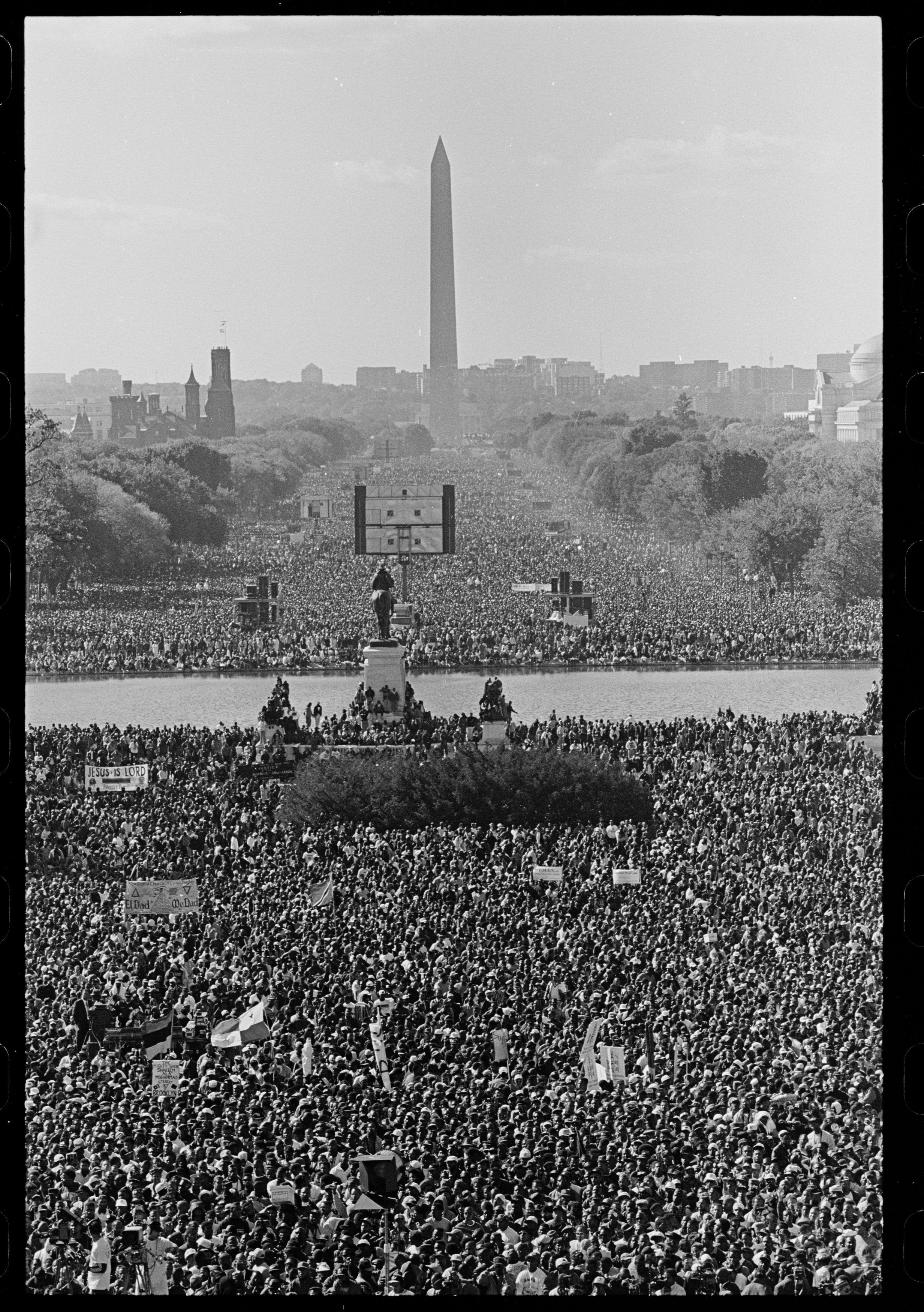 A_glimpse_of_the_1995_Million_Man_March_-_from_the_recently_cataloged_Roll_Call_Photograph_Collection_%2829984043675%29.jpg