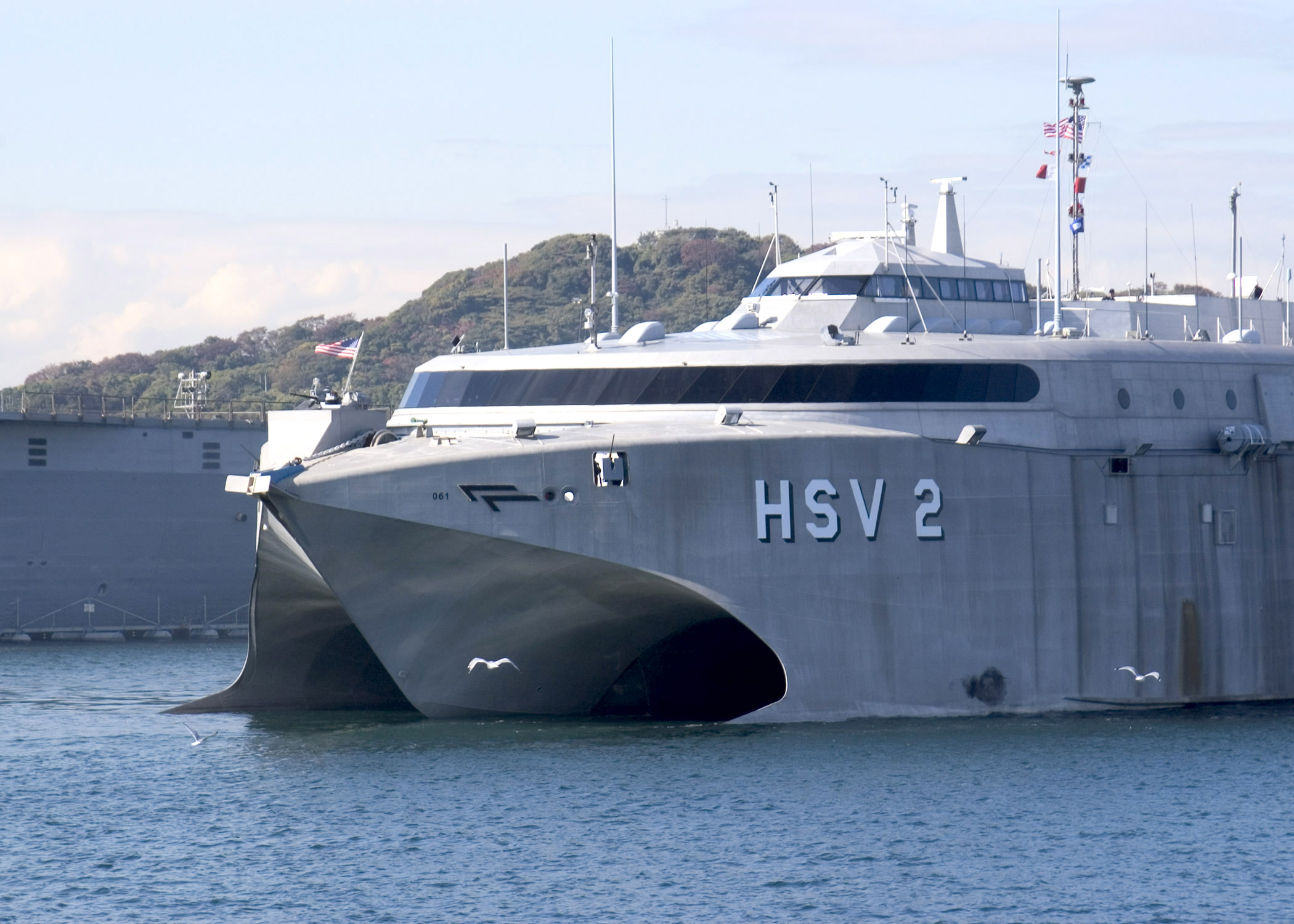 US_Navy_061121-N-2716P-002_U.S._Navy_High-Speed_Vessel_Swift_%28HSV_2%29_maneuvers_through_Yokosuka_Bay%2C_as_it_departs_Commander_Fleet_Activities_Yokosuka%2C_Japan_following_a_routine_port_visit.jpg
