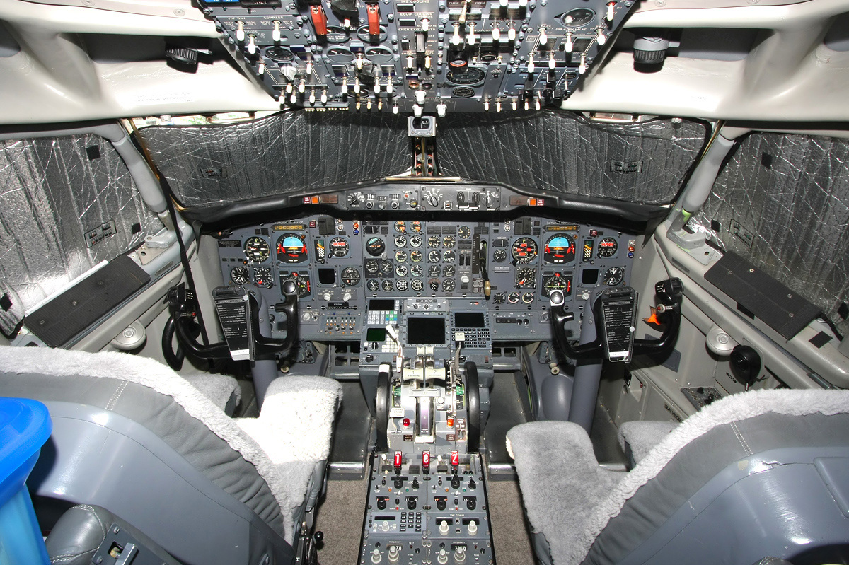 Boeing_737-200_Advanced_Cockpit_Dubai_Air_Show_Ryabtsev.jpg