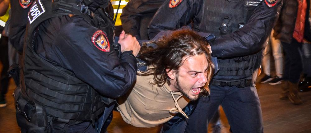 Ein Mann wird nach seinem Protest gegen die Teilmobilmachung in Moskau festgenommen.