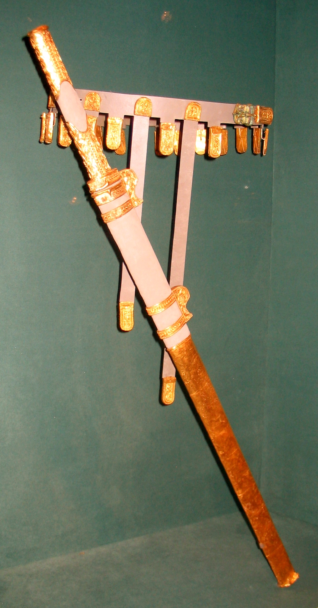Sword_and_scabbard_from_7th_Century_Persia.jpg